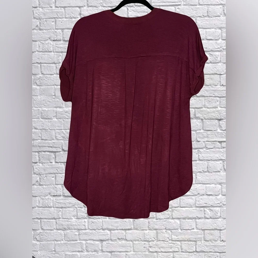 Universal Thread Hi-Lo Button Down Top - Picture 2 of 3
